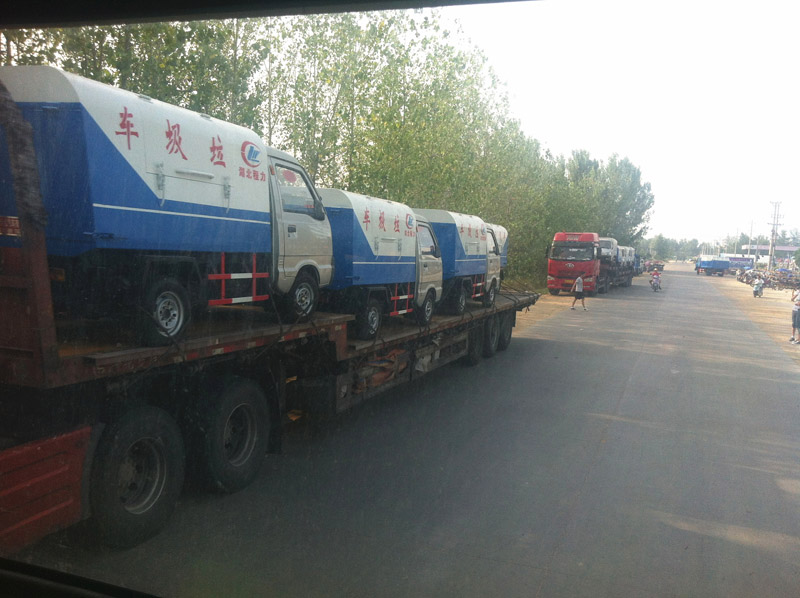 圖為準(zhǔn)備發(fā)車至山西的小型<a href=http://jzdaj.com/ljc target=_blank class=infotextkey>垃圾車</a>