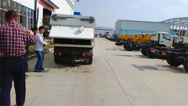 內(nèi)蒙客商正在參觀五十鈴<a href=http://jzdaj.com/saoluche/ target=_blank class=infotextkey>掃路車</a>