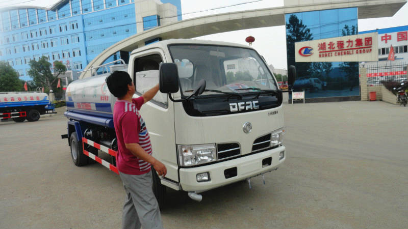 正在給5噸<a href=http://jzdaj.com/ssc target=_blank class=infotextkey>灑水車</a>做出廠前準備